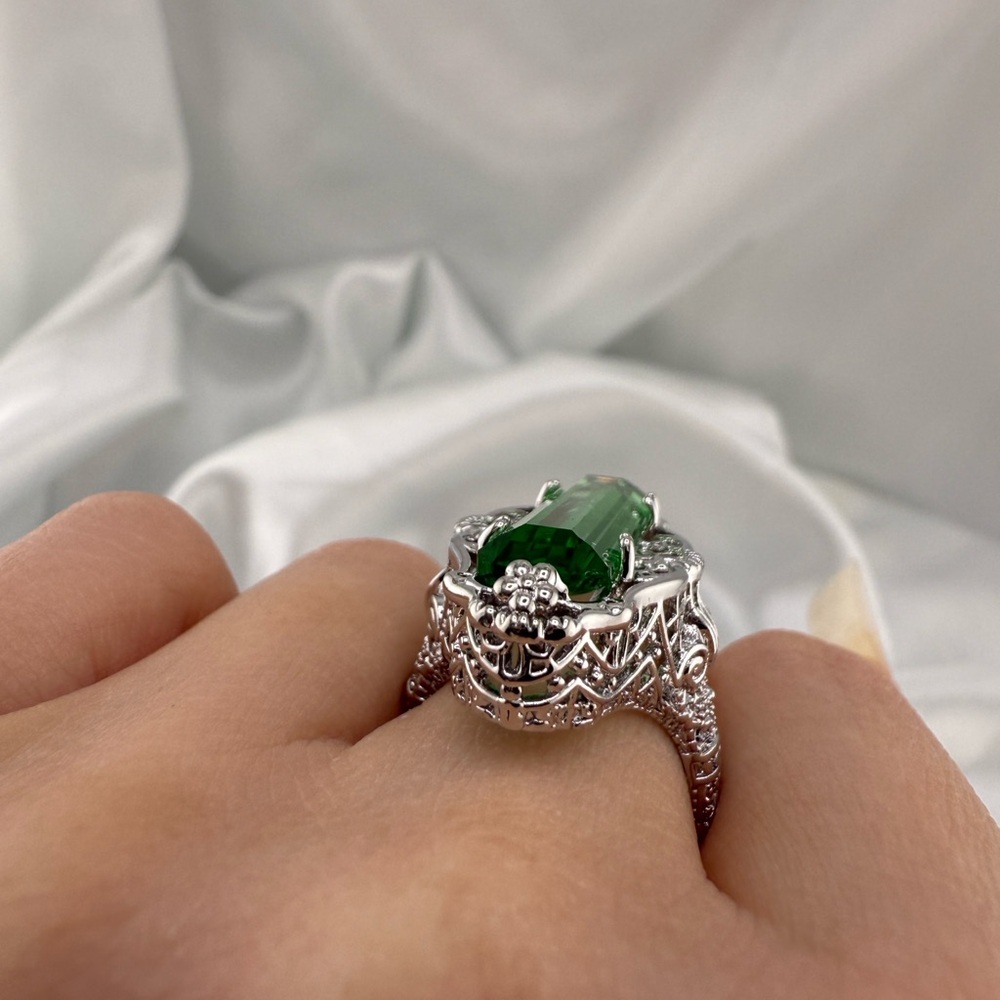 Silver color Ring with Green Gemstone - Picture 6 of 8
